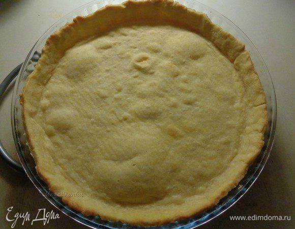 Затем аккуратно уберем горох и пекарскую бумагу и опять отправим тарт в духовку на 5 минут. Охладим тарт полностью.