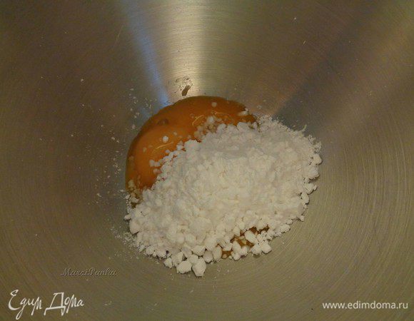 А пока займемся заварным кремом. 
Отделим желтки и поместим их в чашу для взбивания. Также туда добавим сахарную пудру.
