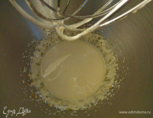 Разотрем желки и сахарную пудру добела.