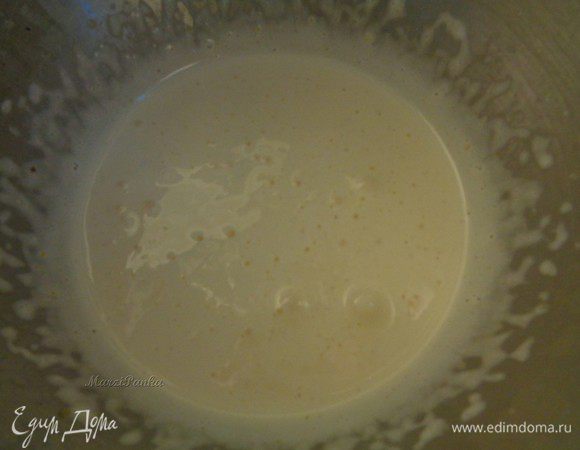 1/3 горячего молока добавим к желтковой смеси и хорошо перемешаем. Масса станет гуще и увеличится немного в объеме.