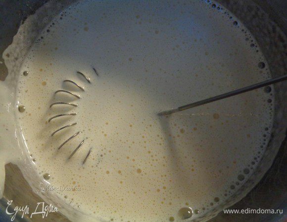 Всю массу, которая у нас в миксере, добавим к оставшемуся молоку. Перемешаем 