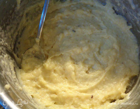 и на маленьком огне доведем до кипения непрерывно помешивая. Заварной крем загустеет довольно быстро, поэтому бесполезно кипятить его слишком долго. Дадим немного застыть крему в течение 10 минут. Затем добавим сливочное масло. Перемешаем.