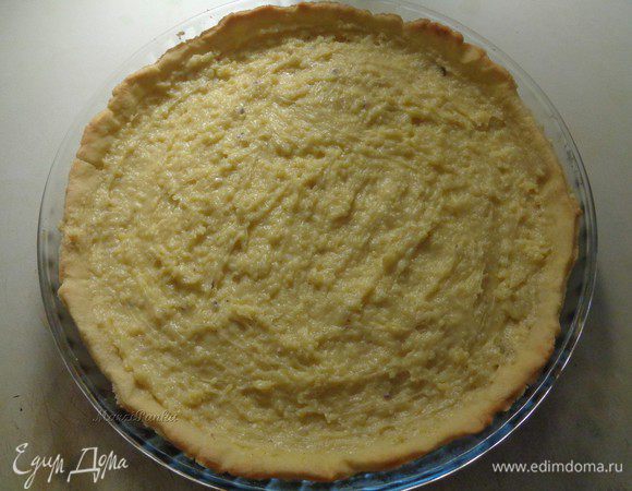 Покроем наш остывший тарт слоем заварного крема.