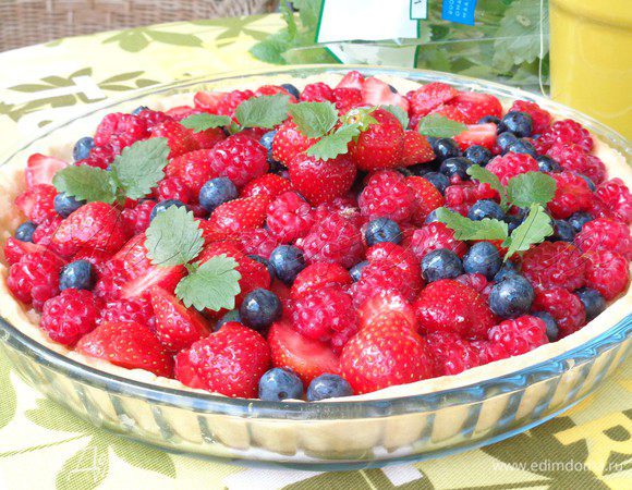 Распеределим ягоды сверху заварного крема. Украсим тарт лимонной мелиссой.

Ягоды сверху я промазала желирующим сиропом. Для этого в кастрюльке смешала желирующий сахар и воду, довела до кипения, отставила на 1 минуту и опять довела до кипения. Дала немного остыть, время от времени помешивая, и покрыла ягоды для блеска и сохранности.