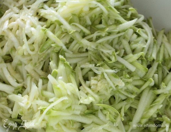 Кабачок натереть на крупной терке.