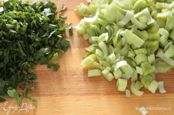 Мелко нарезать лук-порей и зелень петрушки и мяты.