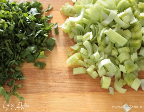 Мелко нарезать лук-порей и зелень петрушки и мяты.