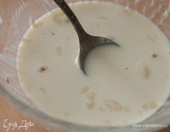 Дрожжи развести в теплом молоке и оставить на 10-15 минут.