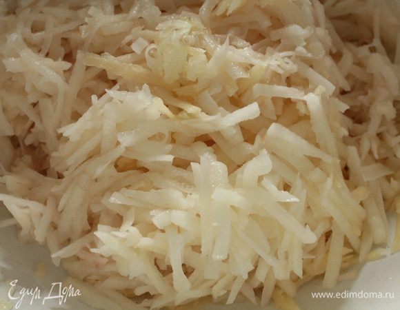 Почистить луковицу и картофель.На крупной терке натереть сначала луковицу,а затем картофель,таким образом картофель не будет темнеть.