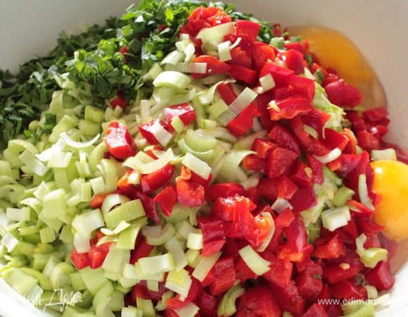 Добавить натертые кабачки,болгарский перец,лук-порей,зелень,яйца,соль,молотый перец по вкусу,перемешать.