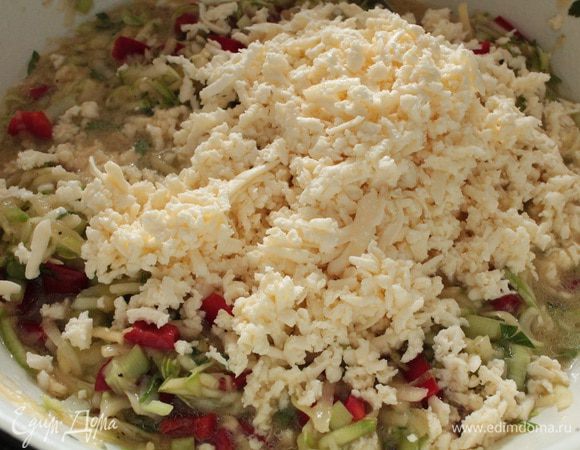 Добавить натертую на крупной терке брынзу,перемешать.