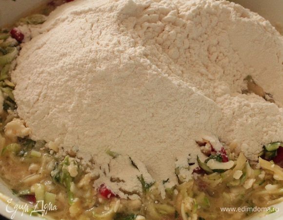 Добавить просеянную муку,перемешать.