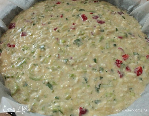 Форму для запекания выстелить пергаментом.Я пользуюсь антипригарным и ничем его не смазываю.Равномерно распределить приготовленную смесь.Форма 22 см.