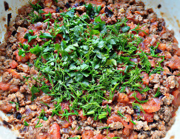 Добавить нарезанную зелень, перемешать и тушить ещё 3 мин.