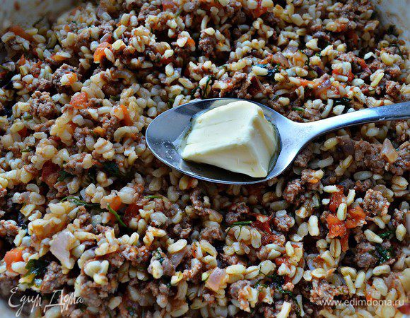 Добавить в фарш ложку сливочного масла и перемешать. Сковороду снять с огня и дать остыть до комнатной температуры.