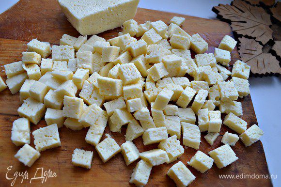 Сыр сулугуни нарезать небольшими кубиками и подмешать в фарш.