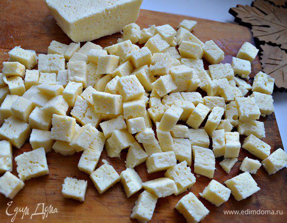 Сыр сулугуни нарезать небольшими кубиками и подмешать в фарш.