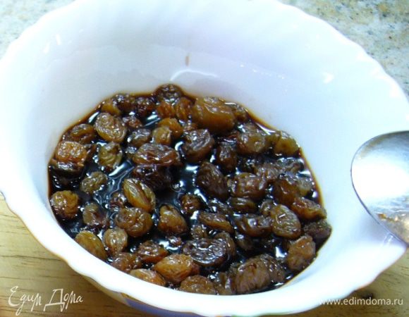 Изюм замочить в бальзамическом уксусе. 