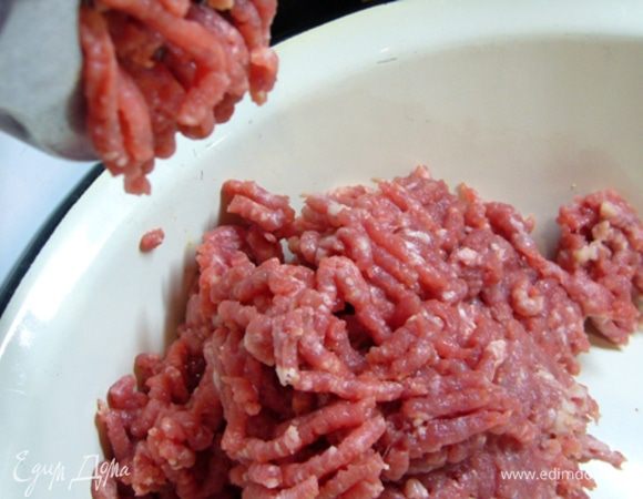 Тем временем из баранины сделать фарш. 