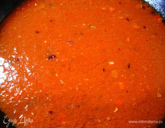 Готовим соус арабьята.
Лук порезать. Чеснок измельчить. Перец чили освободить от семян, порезать.
Разогреть оливковое масло. Обжарить в нем лук, чеснок, анчоусы, перец чили. 
Влить протертые помидоры (Passata), добавить корицу, тушить 20 мин. не забывать помешивать! 
Базилик измельчить.
Влить красный винный уксус. Отрегулировать по вкусу соль и сахар. 
Добавить в соус бОльшую часть листьев базилика.
