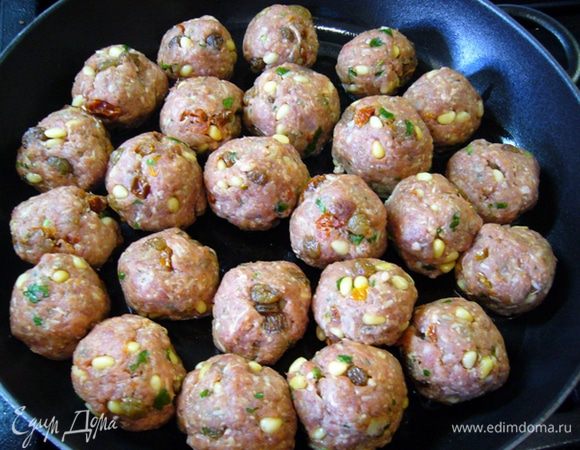 Смочить руки водой и сформировать из фарша 24 шарика.
Разогреть сковороду с оливковым маслом, обжарить фрикадельки.
