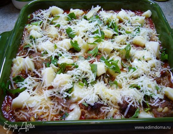 Перелить соус в форму для запекания, выложить фрикадельки и сверху – кусочки моцареллы. 
Присыпать базиликом и пармезаном.
Запекать 20 мин. до золотистого цвета в духовке, разогретой до 200 град.
