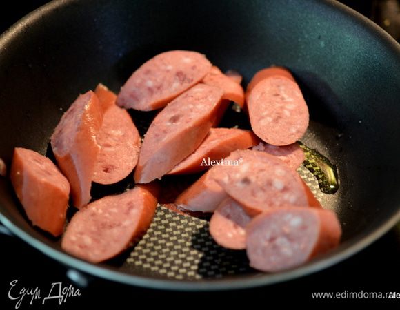 Колбасу порежем наискосок,поджарим на горячей сковороде слегка.
