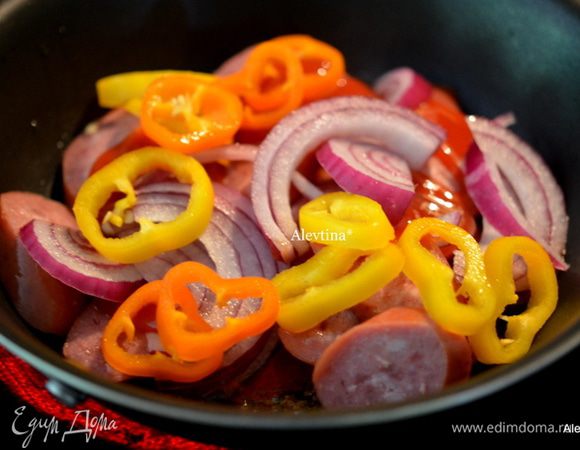 Затем добавим лук порезанный, сладкий перец, кетчуп или пицца соус. Перемешаем.Снимем с огня.