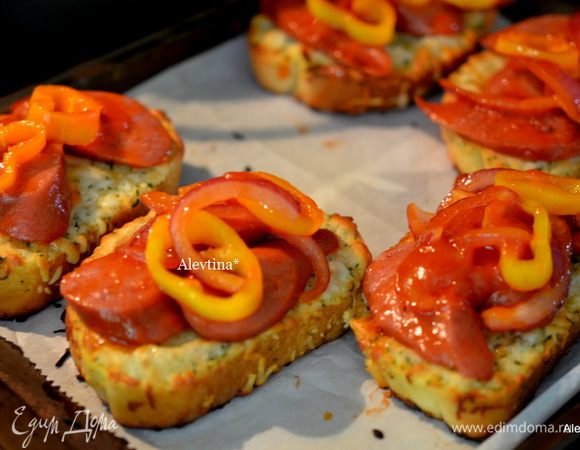 Выложим,распределив на багеты поровну колбасу ,овощи с кетчупом.
