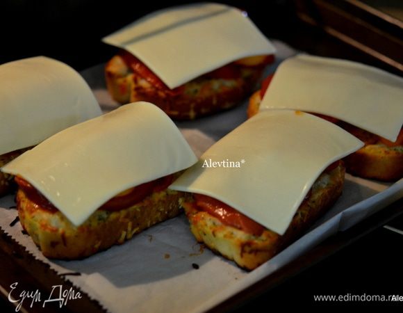 Сверху выложим сыр пластинками. Поставим обратно в духовку на 5 мин. или как сыр слегка разойдется. 