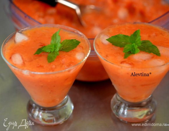 Раскладываем по небольшим емкостям с ромом по 50 мл на порцию, например,перемешав аккуратно , иначе ром поднимется весь наверх. Украсим мятой.
