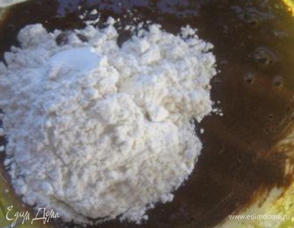 Добавить к тесту муку, разрыхлитель.