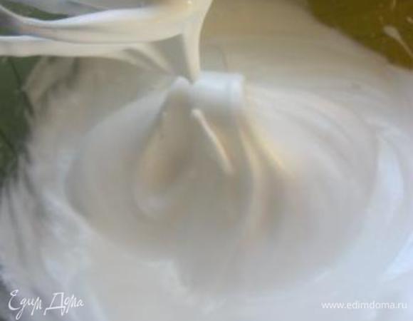 Охлажденные белки с 50 гр сахара взбить до крепких пиков.
