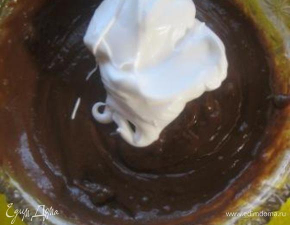 В два приема ввести белки к тесту, каждый раз аккуратно перемешивая.