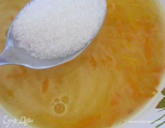 Желе:
Желатин замочить в воде, на время. указанное на упаковке.
С одного апельсина снять цедру.
Из всех апельсинов выжать сок.
В кастрюльке смешать сок апельсинов, цедру, сахар, мешать, до растворения сахара. Снять с огня.
Желатин подогреть ( 15 секунд в мв), добавить в горячей смеси,мешать до растворения желатина.
Процедить от цедры и мякоти.