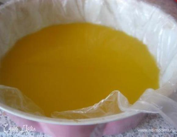 Форму ( равную диаметром нашему коржу, я использовала ту же форму, бисквит испекла заранее) застелить пищевой пленкой.
Вылить желе и отправить в морозильник  до застывания,на 30-60 минут.
Можно подержать в морозилке чуть больше по времени, для того, чтобы было удобнее перенести желе на торт.