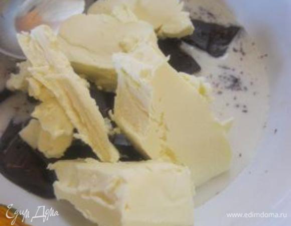 Ганаш:
На водяной бане, в миске растопить шоколад с молоком, добавить сливочное масло.
