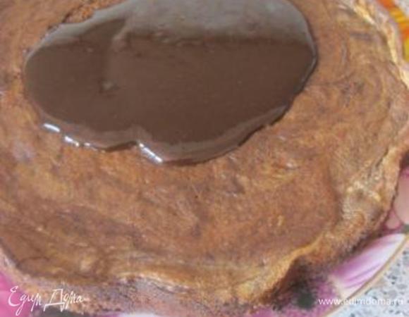 Сборка торта:
Бисквит выложить на блюдо. Пропитать соком 0.5 апельсина.
Смазать бисквит ганашем.
Очень аккуратно перенести наше желе на торт.