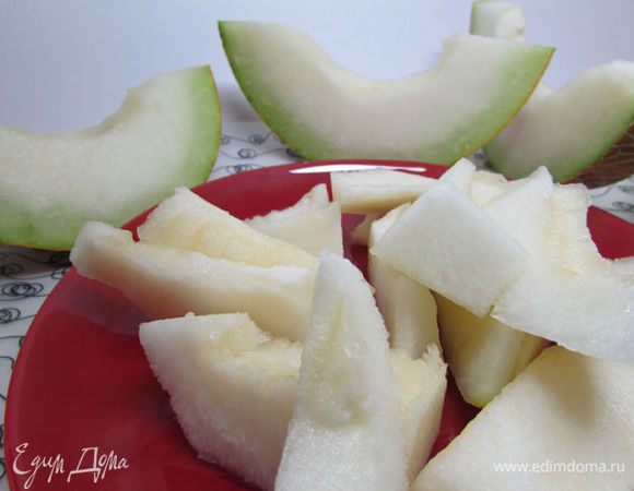 Мякоть дыни нарезать кусочками.