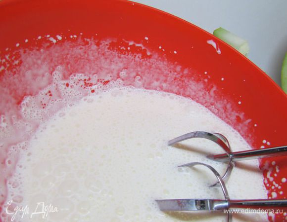 Сливки взбить до мягких пиков. 