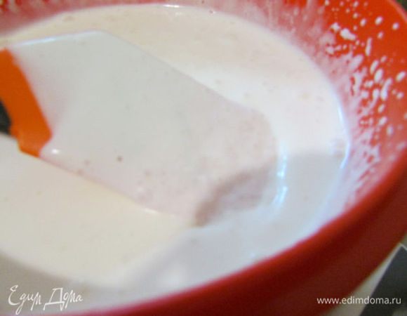К сливкам добавить дынное пюре и хорошо перемешать. 