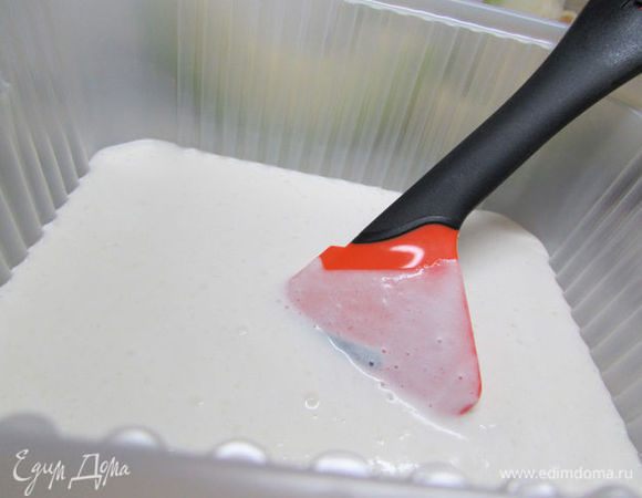 Сливочно-дынную массу выложить в контейнер и убрать в морозилку. Мороженое перемешивать каждый час (3-4 раза), а затем дать окончательно застыть. 