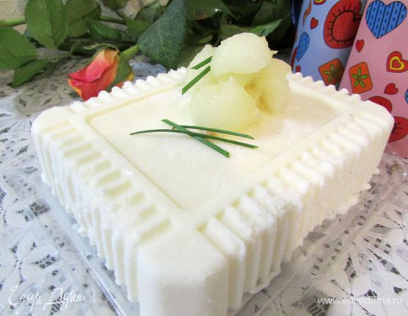 Перед подачей мороженое вынуть из морозилки и дать постоять 10 минут. Подавать с карамельным соусом или медом.