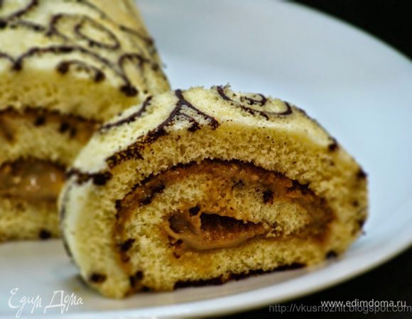 Бисквит:
Духовку разогреваем до 180*С
В миску просеиваем муку, разрыхлитель, соль и корицу. Добавляем сахар, яйца и все хорошо перемешиваем. Не взбиваем! Достаем противень с пергаментом из холодильника и распределяем поверх застывшего рисунка тесто тонким ровным слоем. Несколько раз ударяем противень по столу, чтобы равномерно распределилось. Отправляем в духовку на 6-8 мин.
Готовый, еще горячий бисквит переворачиваем на чистое кухонное полотенце и снимаем пергамент. Переворачиваем бисквит рисунком вниз и сворачиваем вместе с полотенцем в рулет. Охлаждаем до комнатной температуры.
Разворачиваем рулет, пропитываем его сиропом. Выкладываем сверху крем, более толстым слоем со стороны, с которой рулет будет сворачиваться, более тонким - с противоположной. С помощью полотенца сворачиваем рулет. Плотно заворачиваем в пергаментную бумагу и отправляем в холод на несколько часов. 
Приятного аппетита!!!