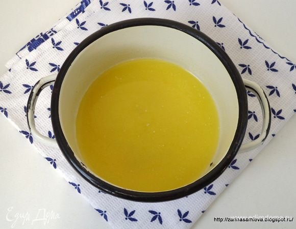 Растопить и остудить сливочное масло.