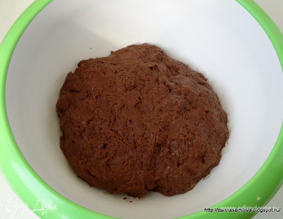 Оно будет липким на ощупь. Тесто накрыть пищевой пленкой и убрать в холод на 1-2 часа, за это время тесто станет более послушным.