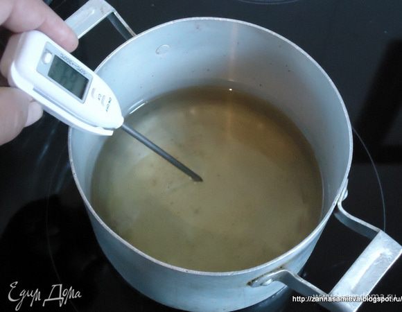 Налить в кастрюльку растительное масло, нагреть его до 180°С (это оптимальная темп. для фритюра). Если у вас нет термометра, то t°C масла можно определить на глаз, опустив в него кусочек теста. Тесто должно покрыться мелкими пузырьками.