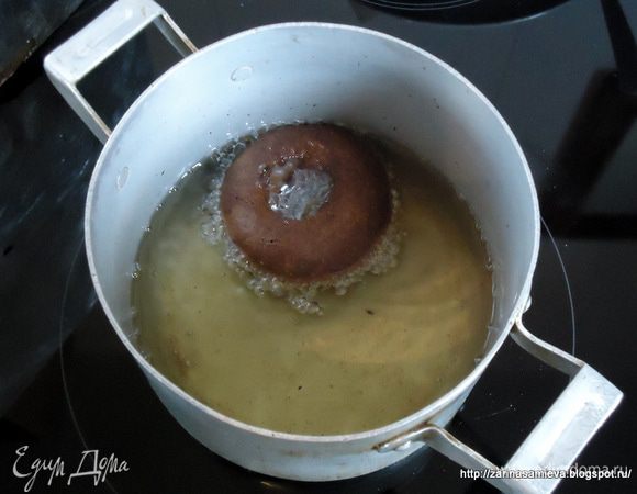 Жарить пончики поочередно, примерно по 2-3 минуты с каждой стороны.