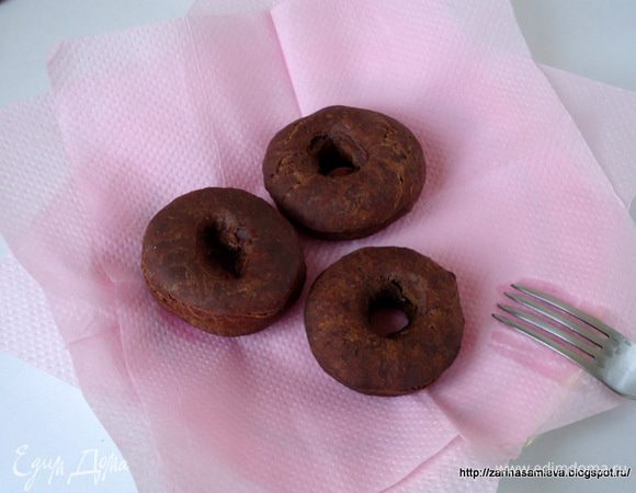 Готовые пончики вынимать шумовкой и складывать на салфетку, тем самым убирая излишки масла с пончиков.