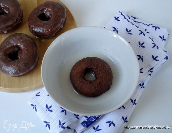 Приготовить глазурь, смешав 8 частей сахарной пудры с одной частью воды. Хорошо растереть глазурь до гладкого состояния. В ингредиентах я указала примерное количество, глазури потребуется больше. 

Каждый пончик окунуть в глазурь с одной стороны и выложить их, что бы глазурь застыла. Лучше всего окунать в глазурь ещё теплые пончики, тогда её поверхность будет глянцевой после высыхания.